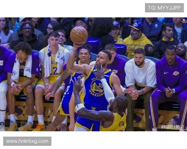 勇士队迎来新赛季首场胜利 库里表现出色带队击败湖人
